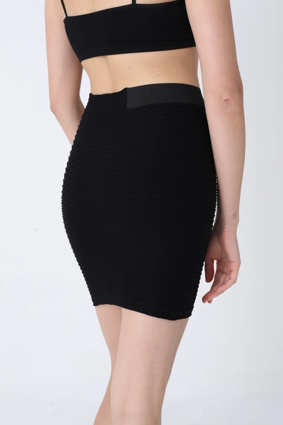 Fustă scurtă neagră cu dungi, fără cusături