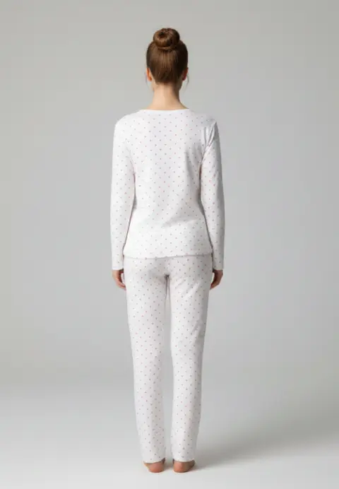 Pijama damă albă cu punctulețe roz, bluză cu mânecă lungă și fundiță