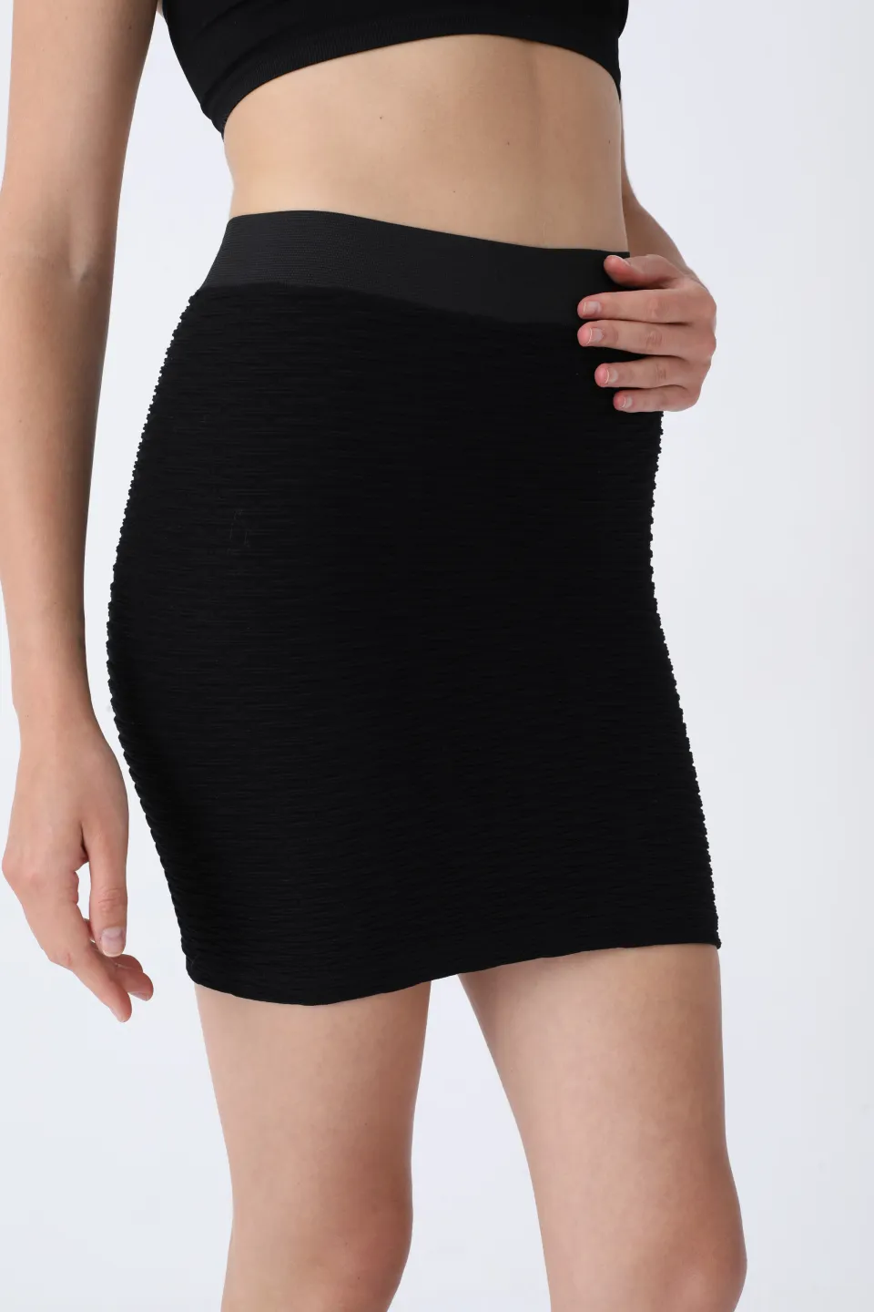Fustă scurtă neagră cu dungi, fără cusături