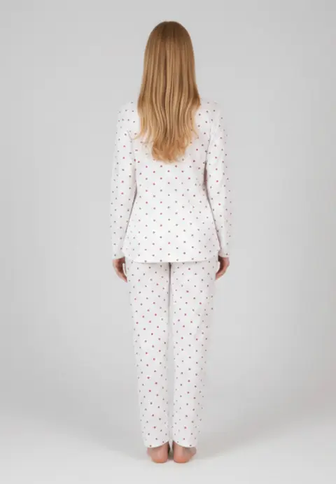 Pijama damă albă cu inimioare roșii, bluză cu mânecă lungă și fundiță