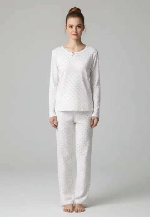Pijama damă albă cu punctulețe roz, bluză cu mânecă lungă și fundiță