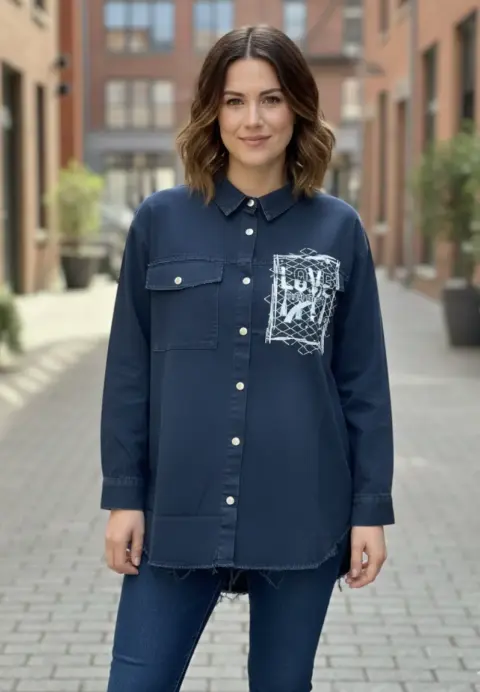 Cămașă denim damă bleumarin cu capse și imprimeu „Love Insensitize”