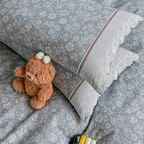 Lenjerie de pat  cu elastic si broderie, bumbac 100%. GRI flori ALBE GA-25