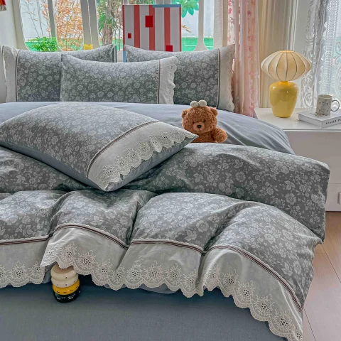 Lenjerie de pat  cu elastic si broderie, bumbac 100%. GRI flori ALBE GA-25