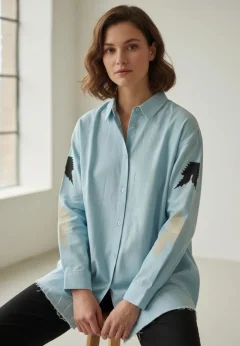 Cămașă denim damă bleu cu nasturi și imprimeu pe spate și mâneci