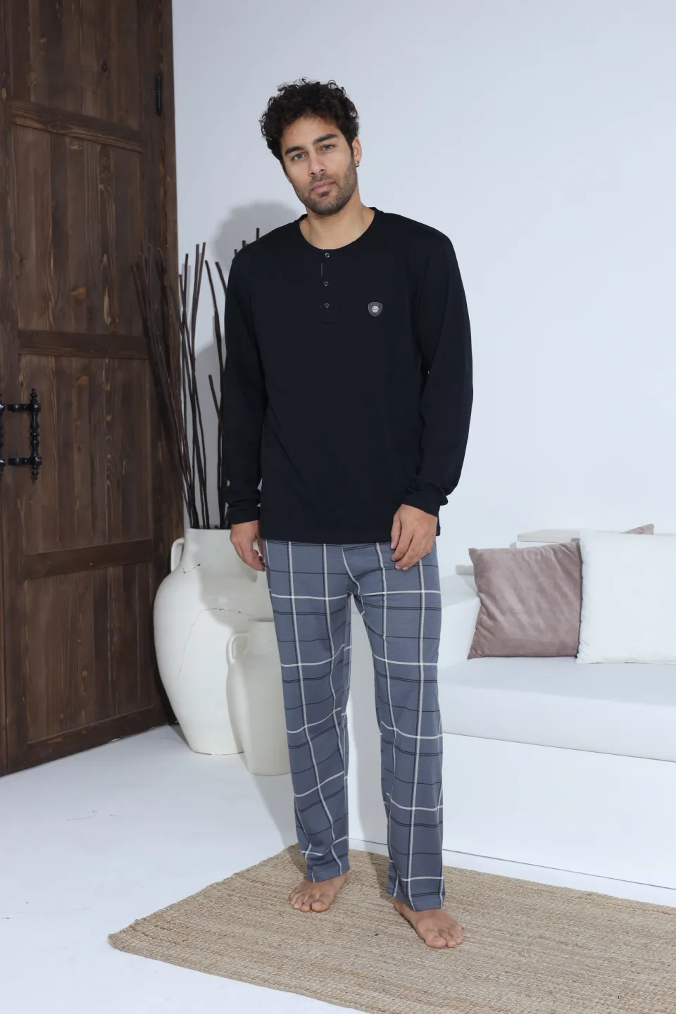 Pijamale bărbați – bluză neagră cu nasturi și ecuson, pantaloni gri în carouri, 100% bumbac