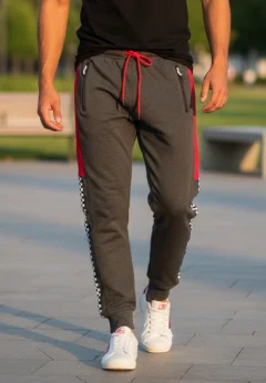 Pantaloni de trening bărbați gri închis, model șah cu detalii roșii