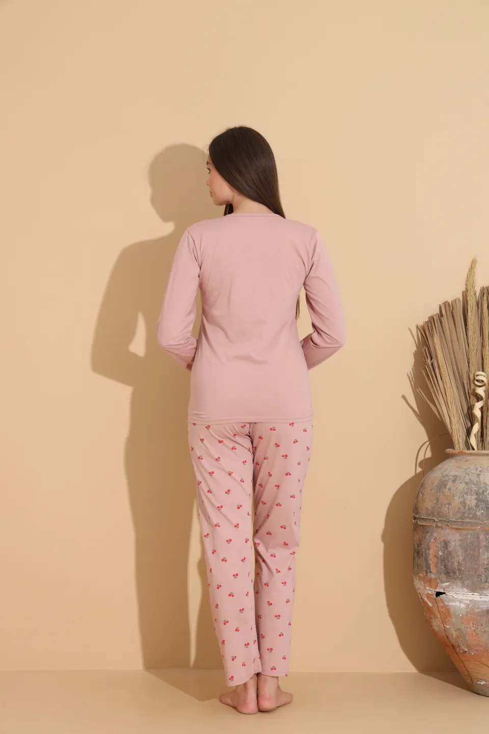 Pijama damă roz pal cu imprimeu cireșe și freedom cu pantaloni lungi cu cirese – 100% bumbac