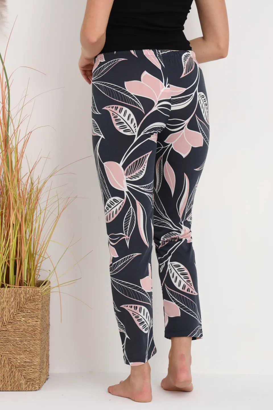 Pantaloni de pijama damă negri cu flori roz