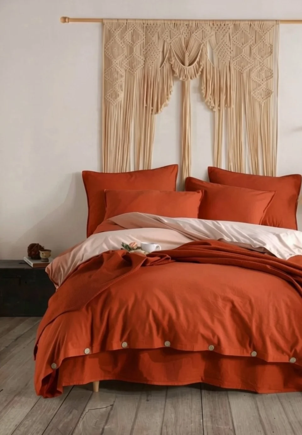 Set Lenjerie de Pat Dublu cu Nasturi din Lemn – cărămiziu