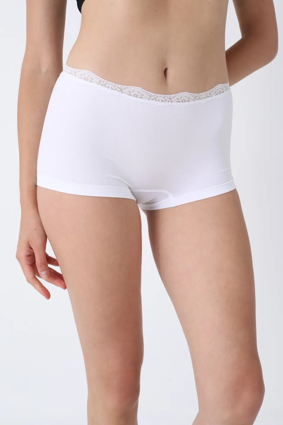 Boxeri damă albi – material subțire, tiv din dantelă