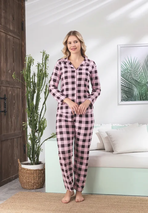 Pijama damă în carouri roz cu negru, mânecă lungă și pantaloni lungi