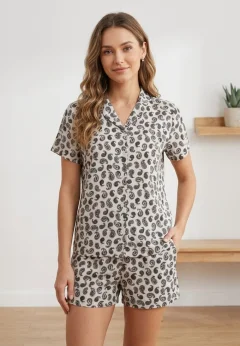 Pijama damă cu bluză cu nasturi, mânecă scurtă și pantaloni scurți, imprimeu leopard