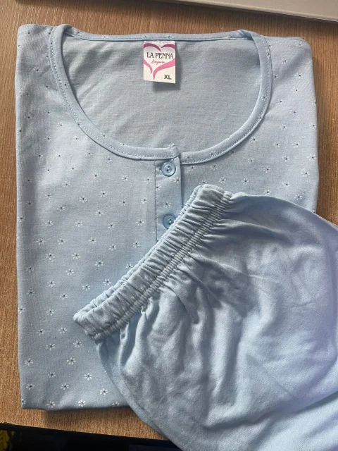 Pijama dama  albastra cu floricele tricou si pantaloni 3/4 — imagine 1