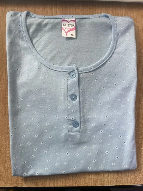 Pijama dama  albastra cu floricele tricou si pantaloni 3/4 — imagine 2