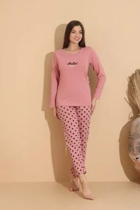 Pijama damă roz cu imprimeu „HELLO” cu pantaloni lungi cu buline – 100% bumbac — imagine 3
