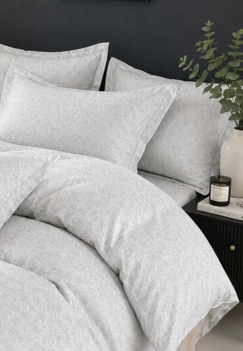 Lenjerie de pat finet cu elastic 6 piese – model trandafiri gri închis pe fond gri deschis — imagine 3