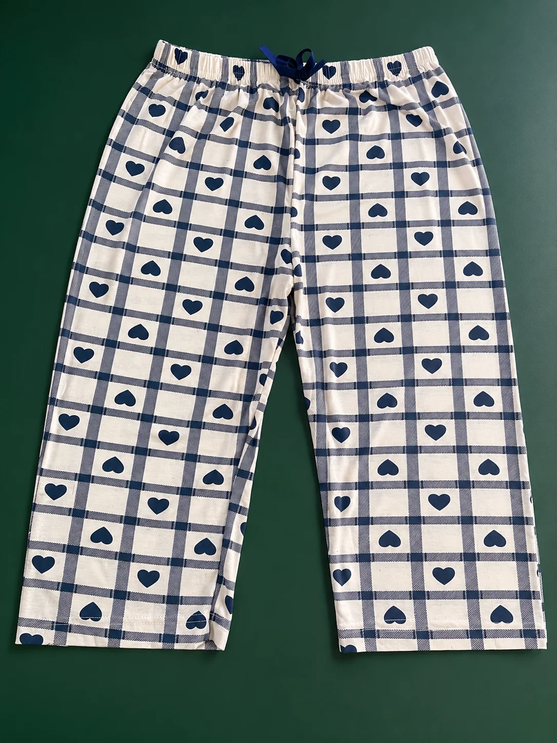 Pantaloni pijama damă 3/4, albastru cu alb, imprimeu inimi