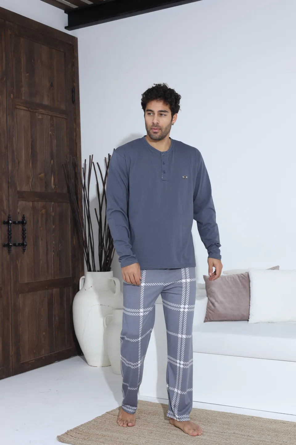 Pijamale bărbați gri – bluză cu nasturi și detaliu metalic, pantaloni lungi în carouri gri, 100% bumbac