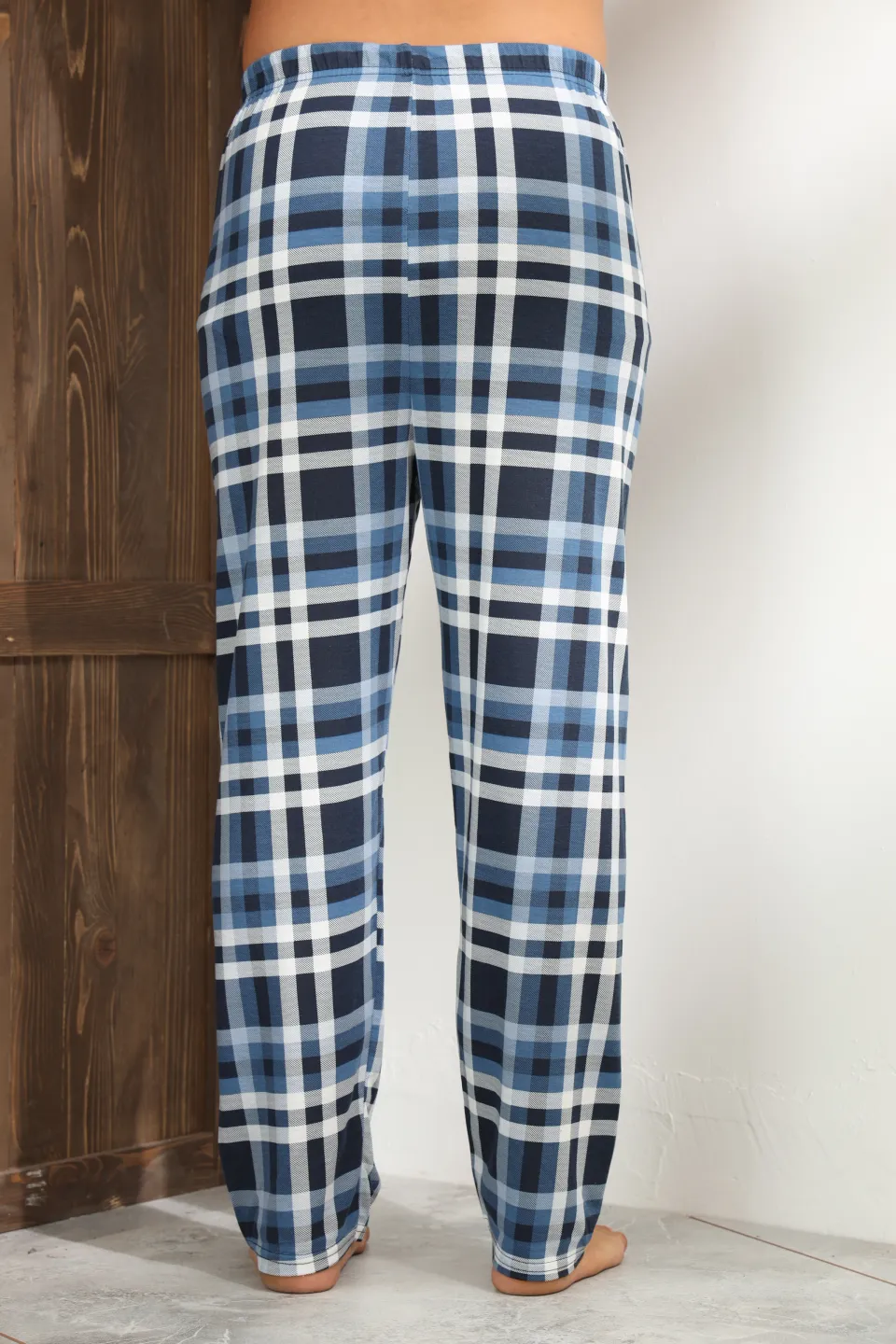 Pantaloni pijama bărbați albastru închis cu pătrățele negre și dungi albe – croială lejeră