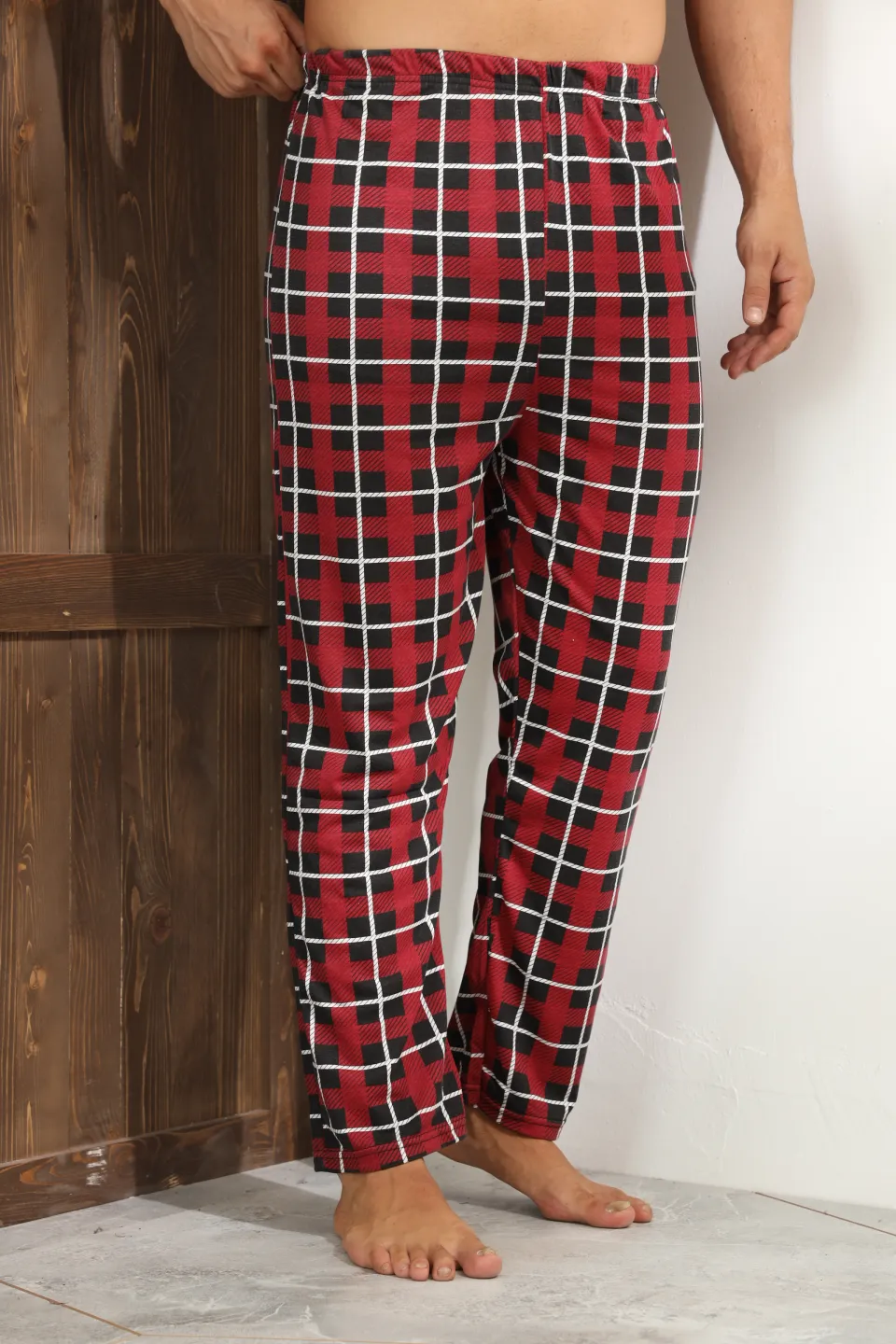 Pantaloni pijama bărbați negri cu carouri roșii și linii albe – croială lejeră