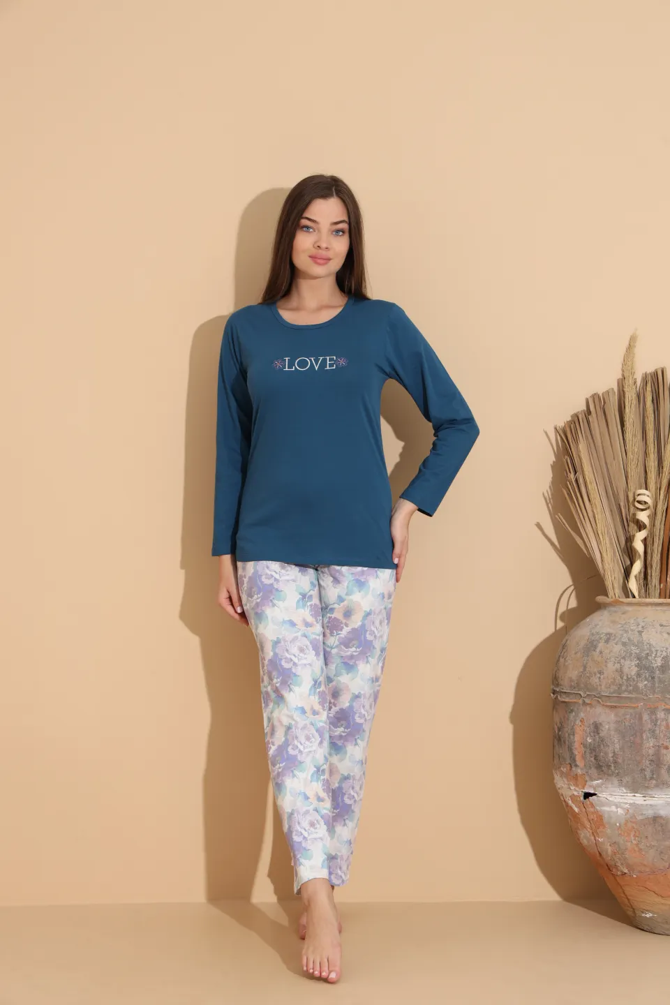 Pijama damă bleumarin, bluză „Love” și pantaloni cu imprimeu floral – 100% bumbac