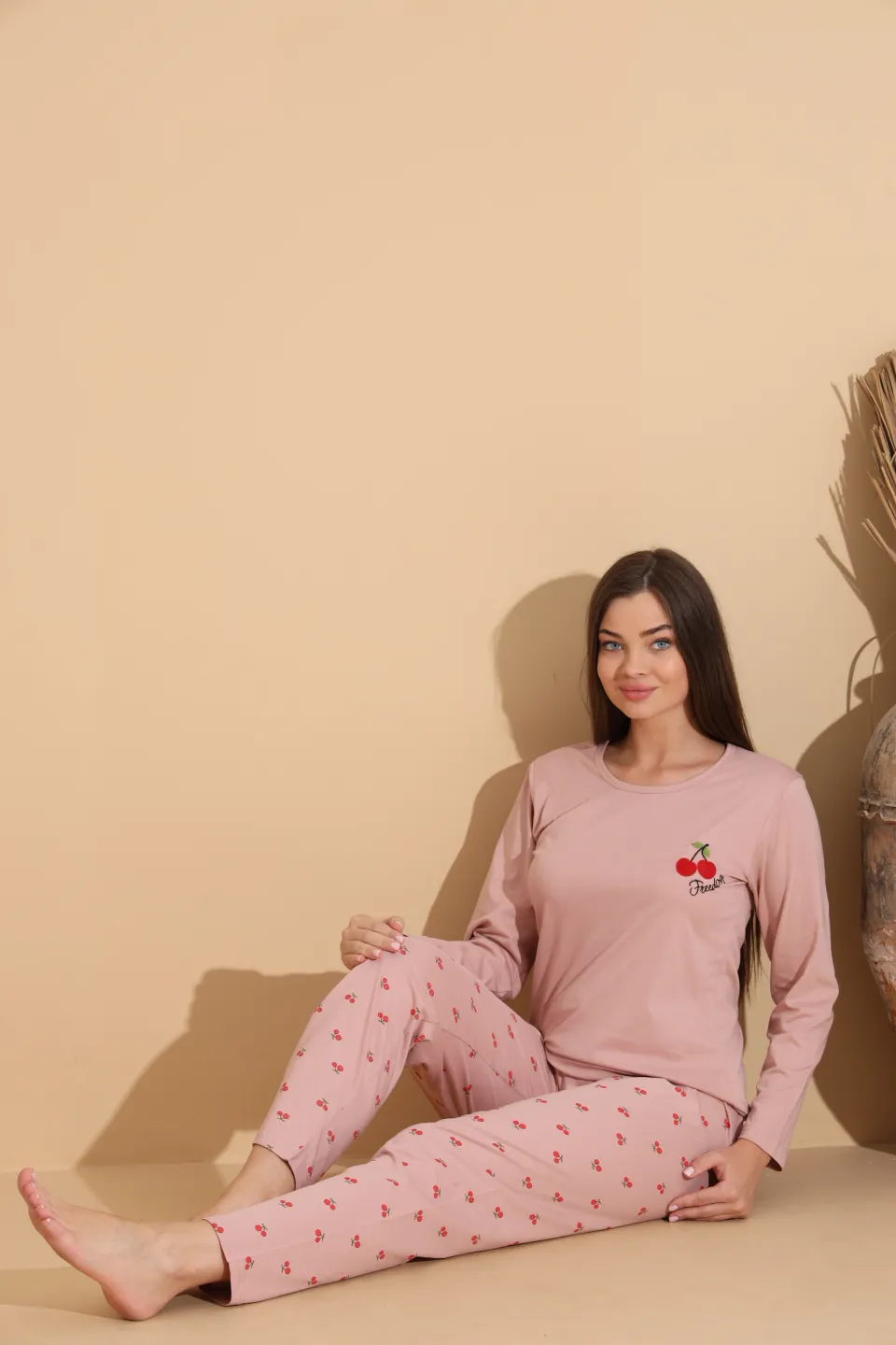 Pijama damă roz pal cu imprimeu cireșe și freedom cu pantaloni lungi cu cirese – 100% bumbac