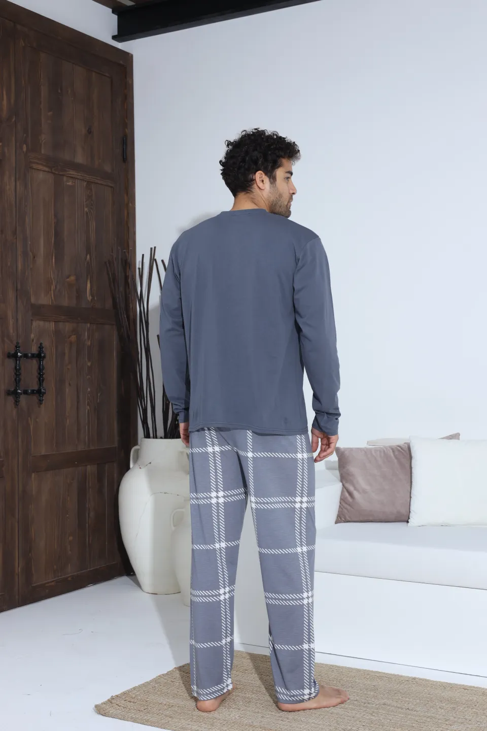 Pijamale bărbați gri – bluză cu nasturi și detaliu metalic, pantaloni lungi în carouri gri, 100% bumbac