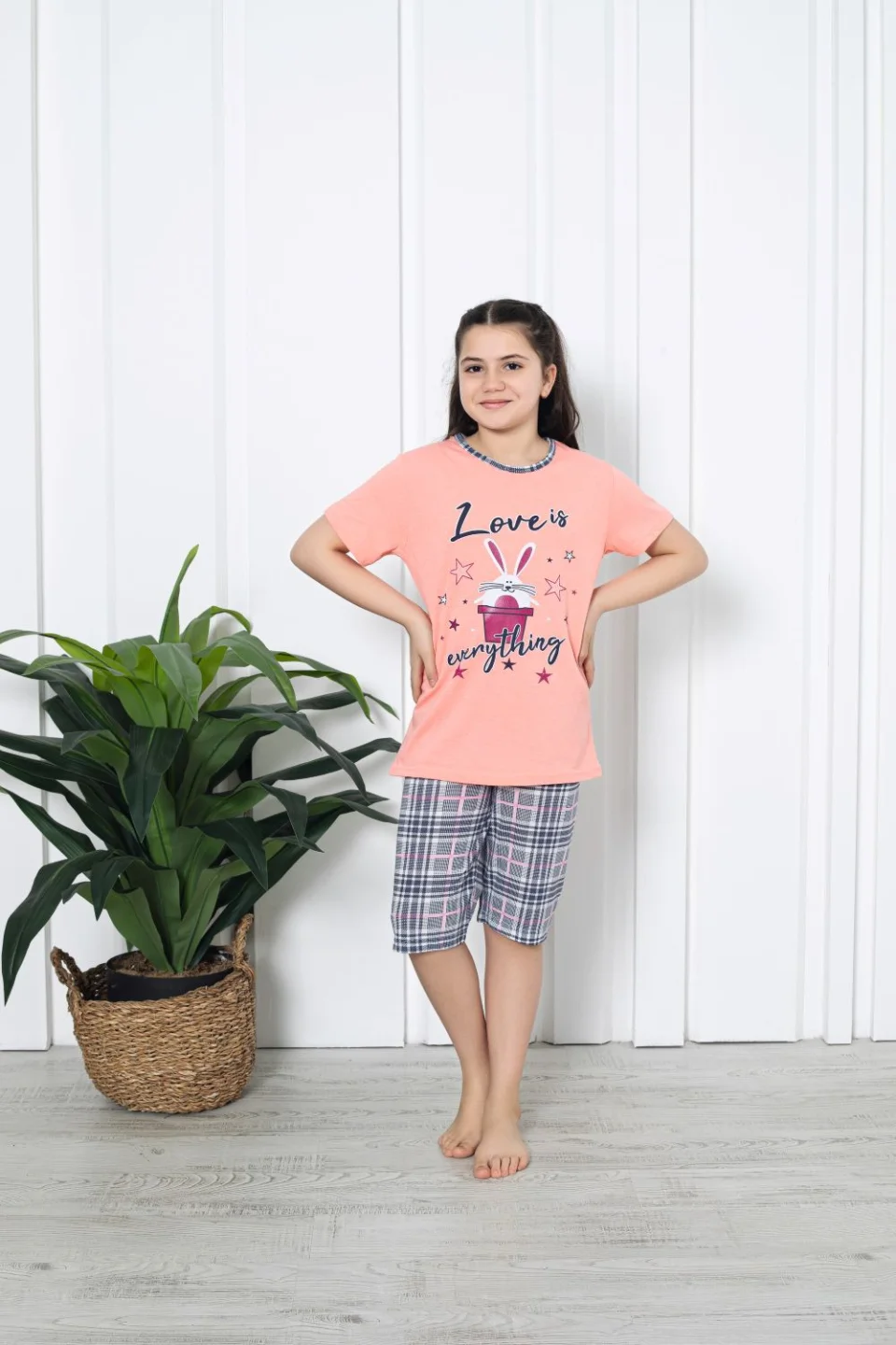 Pijama fetițe cu mânecă scurtă și pantalon 3/4, imprimeu Love Is Everything, somon