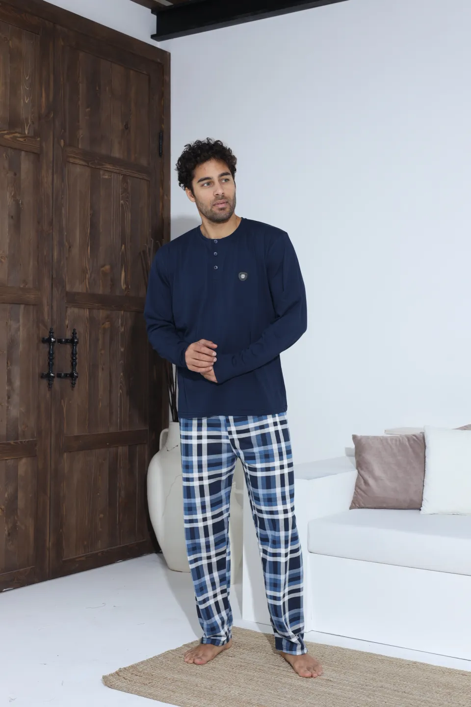 Pijamale bărbați navy – bluză cu nasturi și ecuson, pantaloni lungi în carouri, 100% bumbac