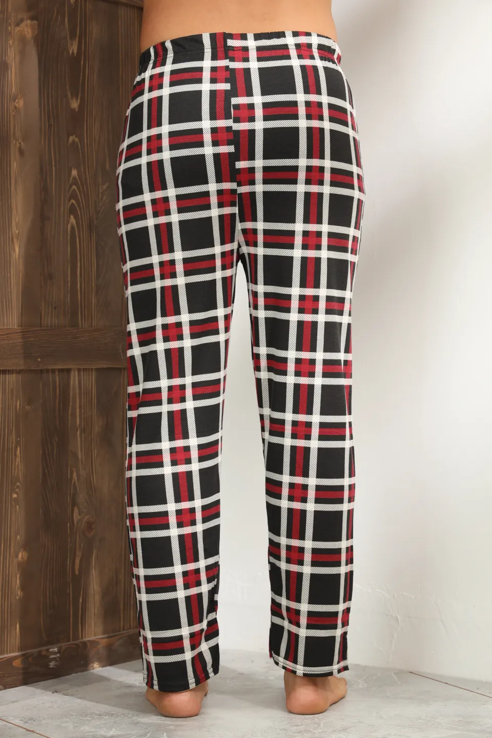 Pantaloni pijama bărbați negri cu carouri roșii și albe – croială lejeră