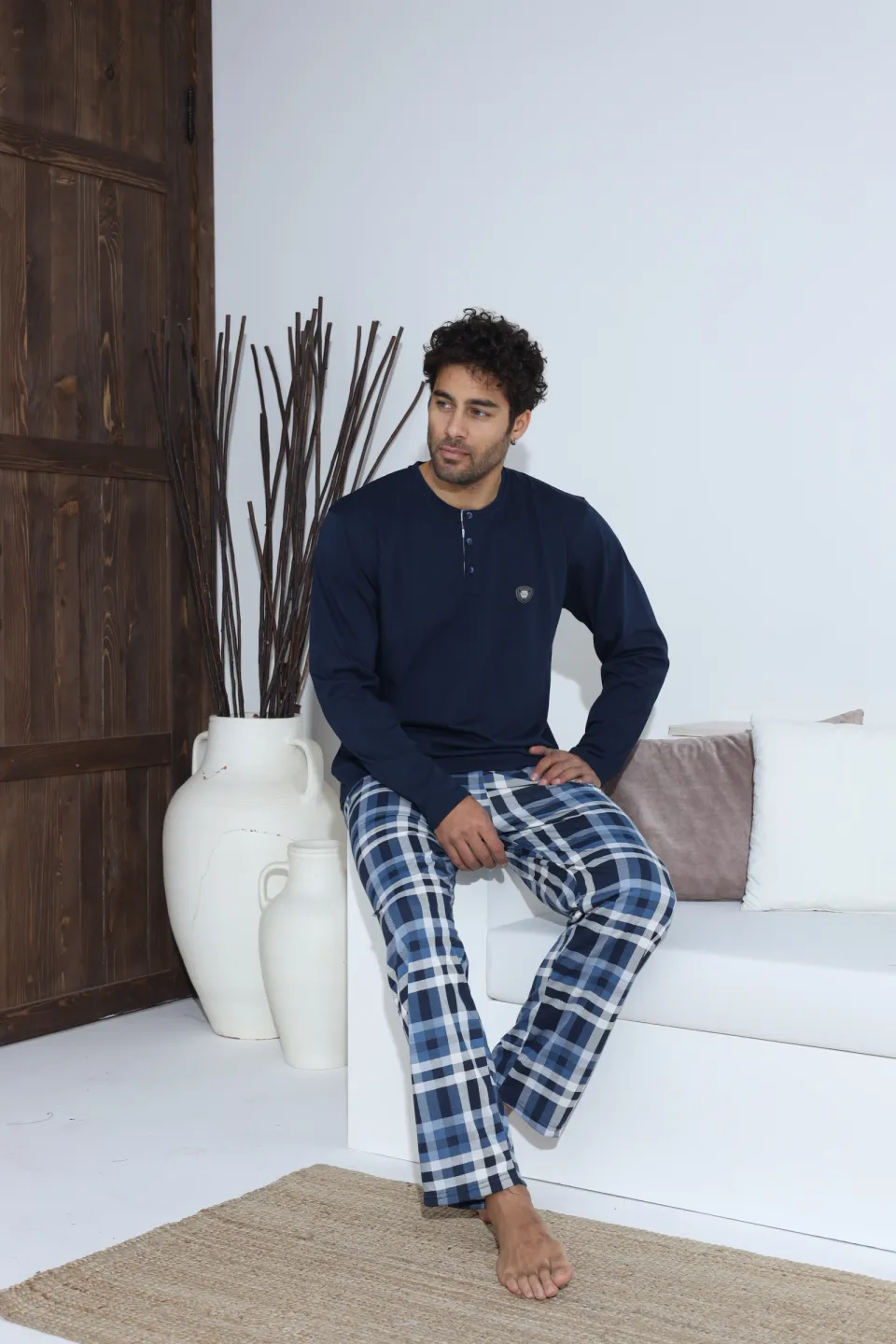 Pijamale bărbați navy – bluză cu nasturi și ecuson, pantaloni lungi în carouri, 100% bumbac