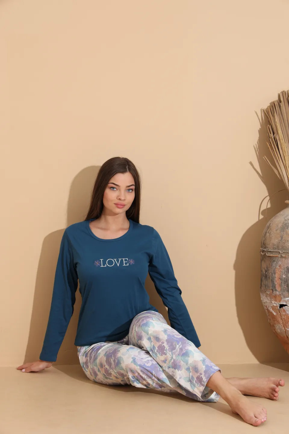 Pijama damă bleumarin, bluză „Love” și pantaloni cu imprimeu floral – 100% bumbac