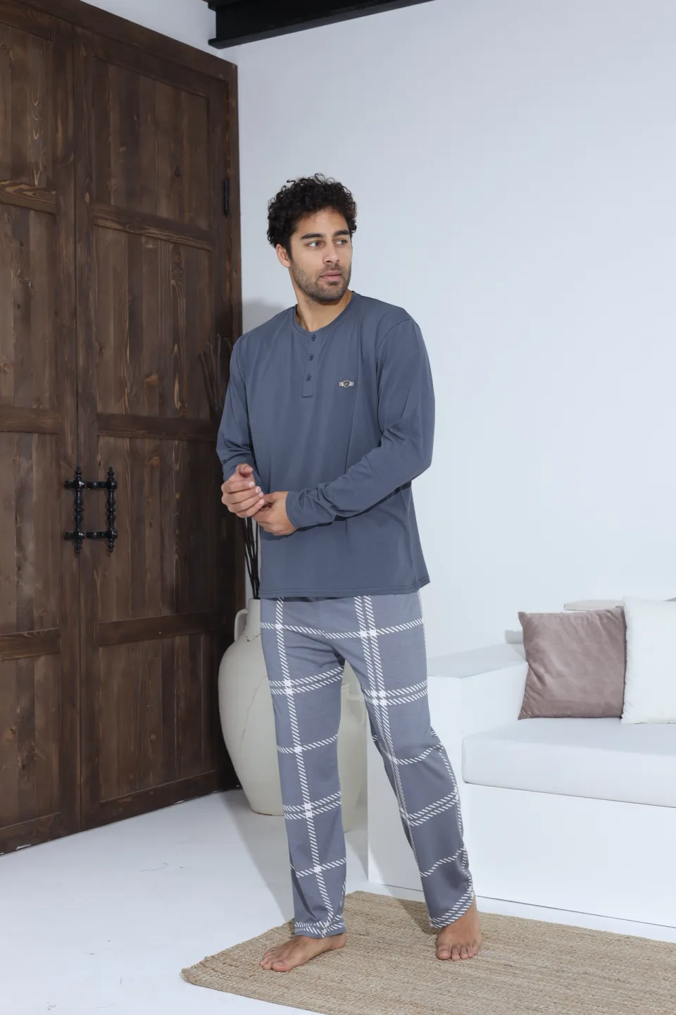 Pijamale bărbați gri – bluză cu nasturi și detaliu metalic, pantaloni lungi în carouri gri, 100% bumbac