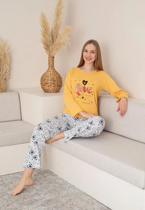 Pijama damă toamnă-iarnă galbenă cu imprimeu “Love is in the air”