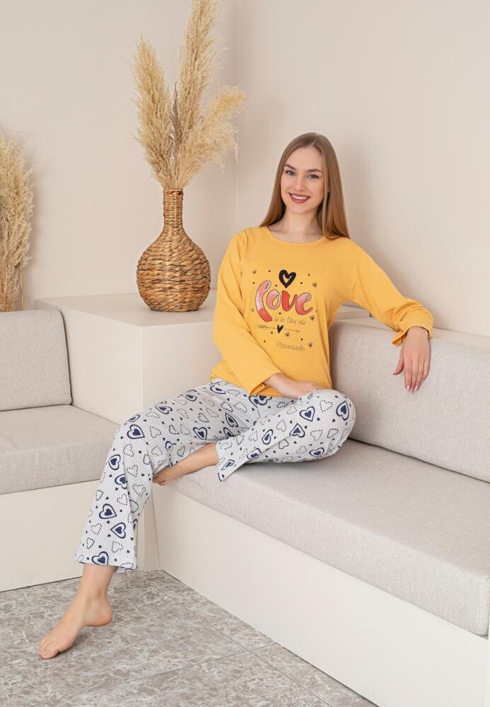 Pijama damă toamnă-iarnă galbenă cu imprimeu “Love is in the air”