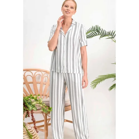 Pijama damă,  bluză cu mânecă scurtă și guler cu rever, pantaloni lungi, imprimeu cu dungi