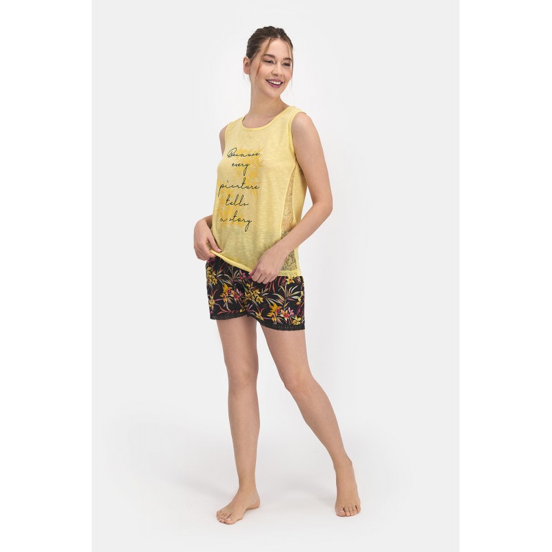 Pijama damă cu bluză tip maiou cu dantelă laterală și pantaloni scurți, imprimeu floral, culoare galben