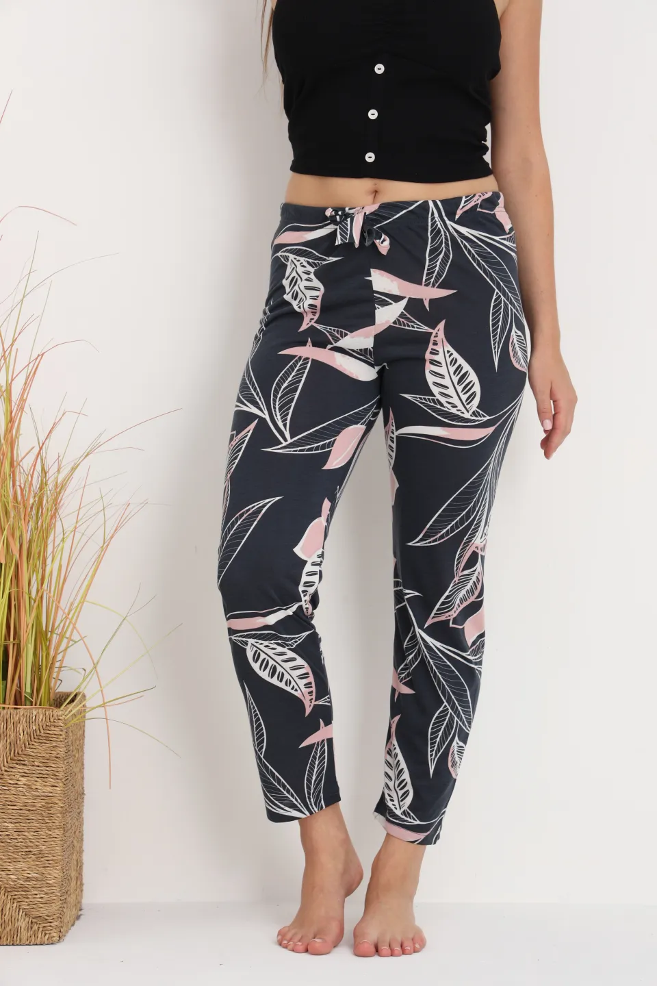 Pantaloni de pijama damă negri cu flori roz