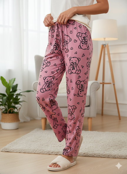 Pantaloni Pijamale Damă – Roz Pudră Pufos cu Ursuleți și Inimioare