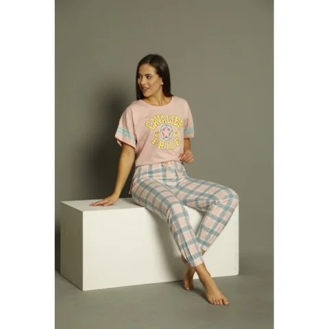 Pijamale Serena , maneca scurta, pantaloni lungi, culoare roz, imprimeu Cavalier Pride