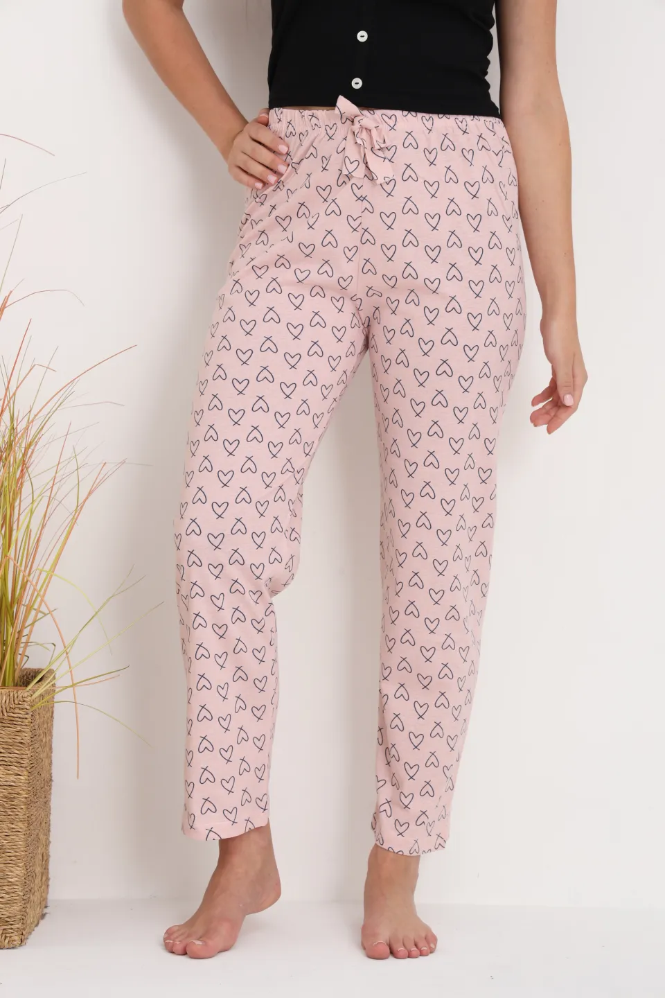 Pantaloni de pijama damă roz piersică cu inimioare, croială lejeră