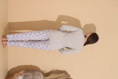 Pijama damă gri „Yachting Club” cu pantaloni lungi floral – 100% bumbac