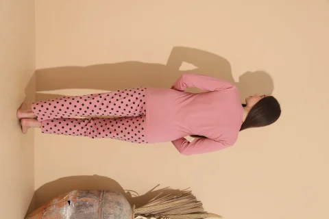 Pijama damă roz cu imprimeu „HELLO” cu pantaloni lungi cu buline – 100% bumbac