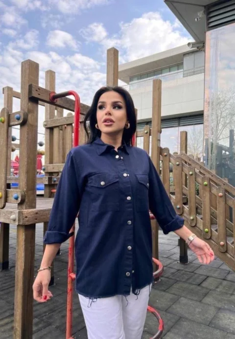 Cămașă denim damă bleumarin cu capse și buzunare la piept — imagine 2