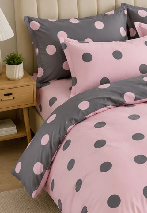 Lenjerie de pat finet cu elastic 6 piese – model cercuri gri pe fond roz — imagine 3