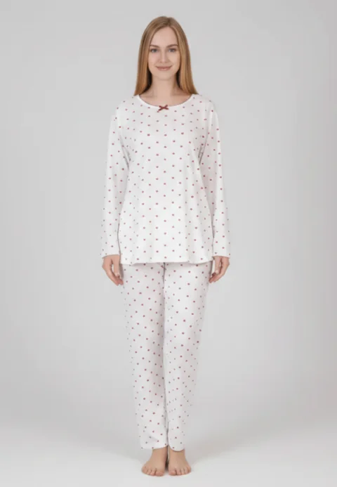 Pijama damă albă cu inimioare roșii, bluză cu mânecă lungă și fundiță