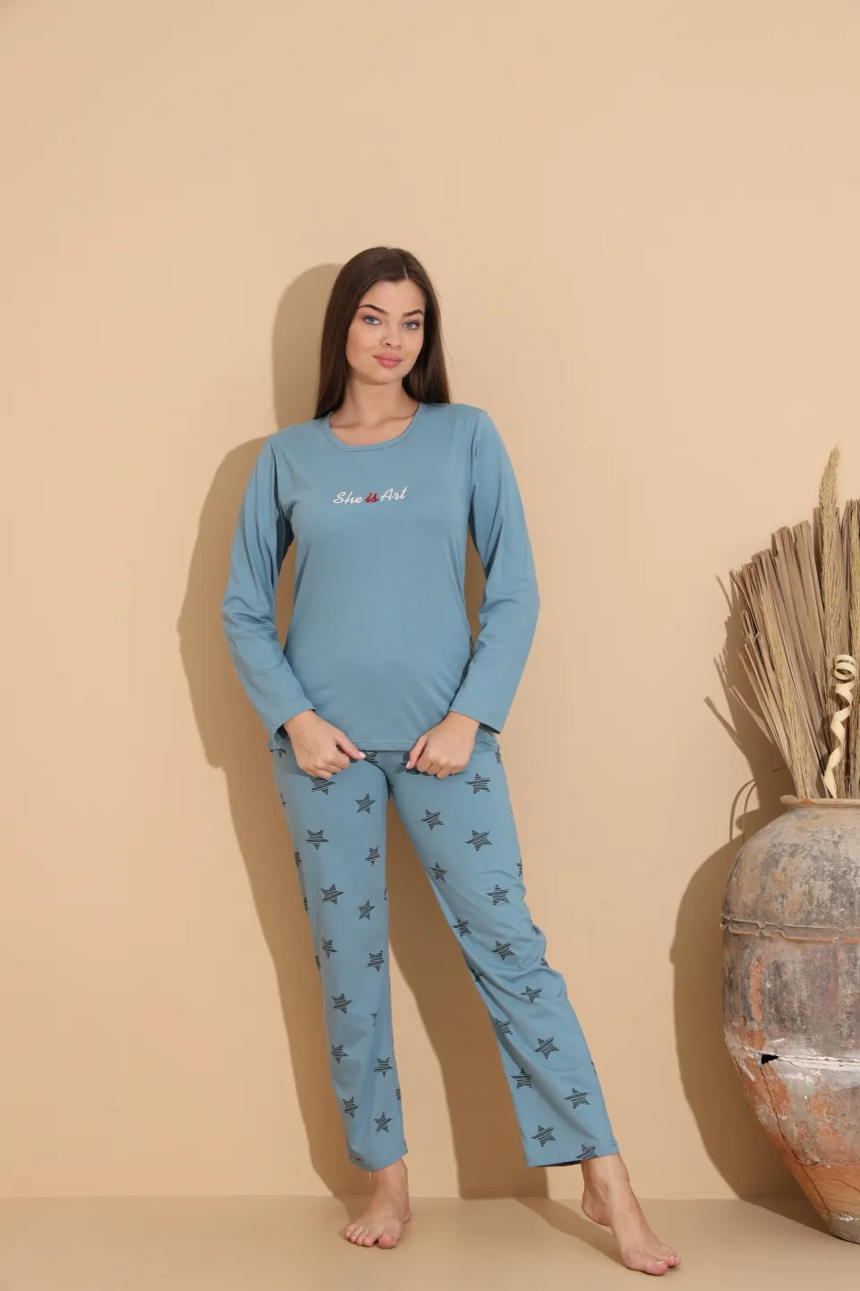 Pijama damă albastru deschis, bluză „She is Art” și pantaloni cu imprimeu stele negre – 100% bumbac