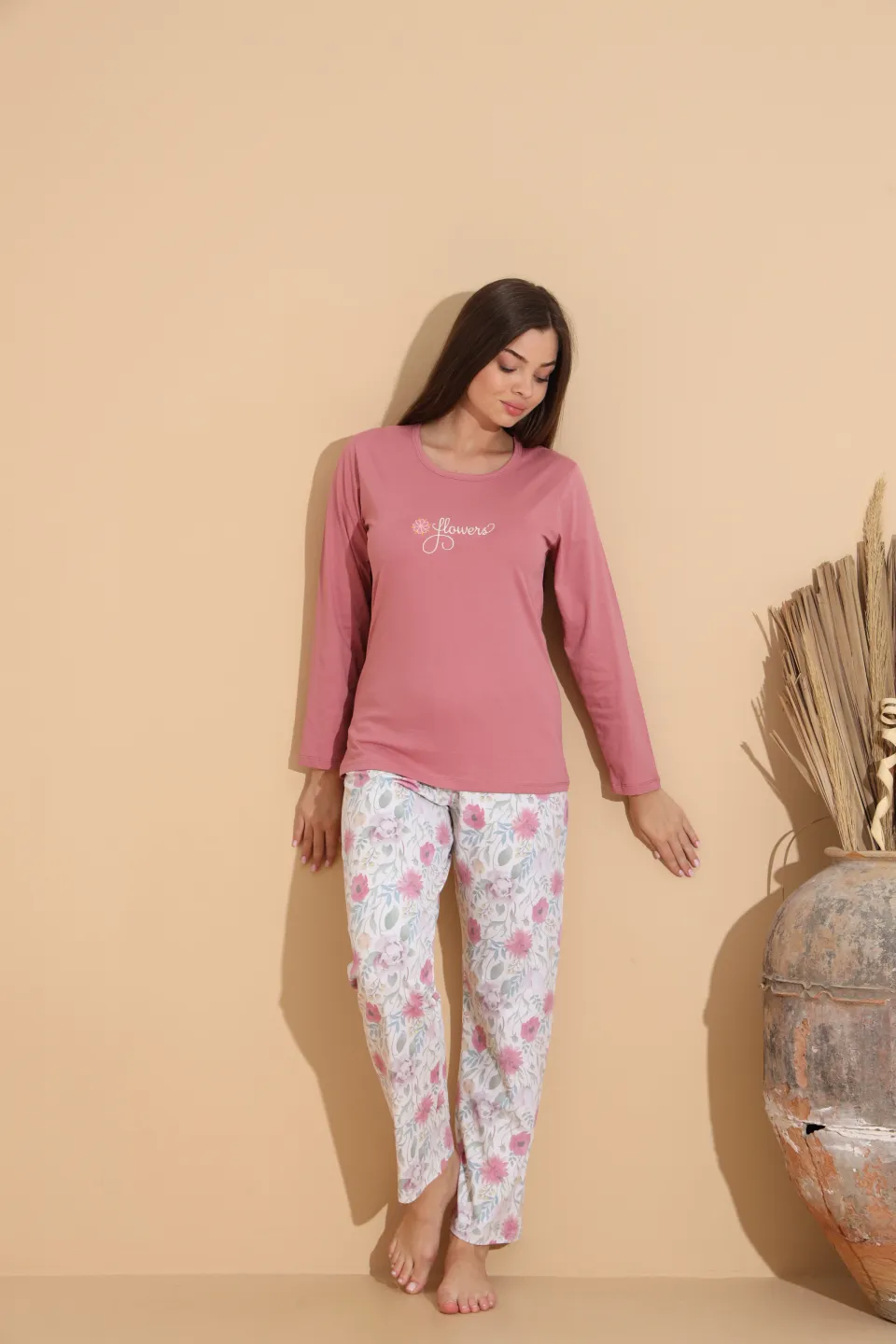 Pijama damă roz prăfuit, bluză „Flowers” și pantaloni cu imprimeu floral – 100% bumbac