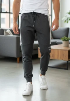 Pantaloni de trening bărbați gri închis cu detalii gri deschis, imprimeu „YOU ARE STRONGER”